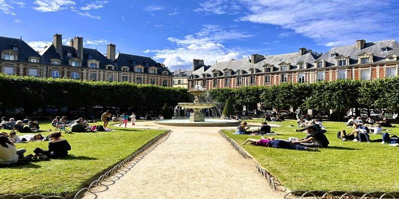 A Chic Guide to Le Marais: Paris’ Most Stylish Walking District